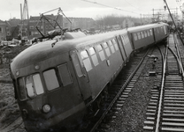 807731 Afbeelding van het ontspoorde electrische treinstel nr. 302 (mat. 1940) van de N.S. bij de spoorbrug over de ...